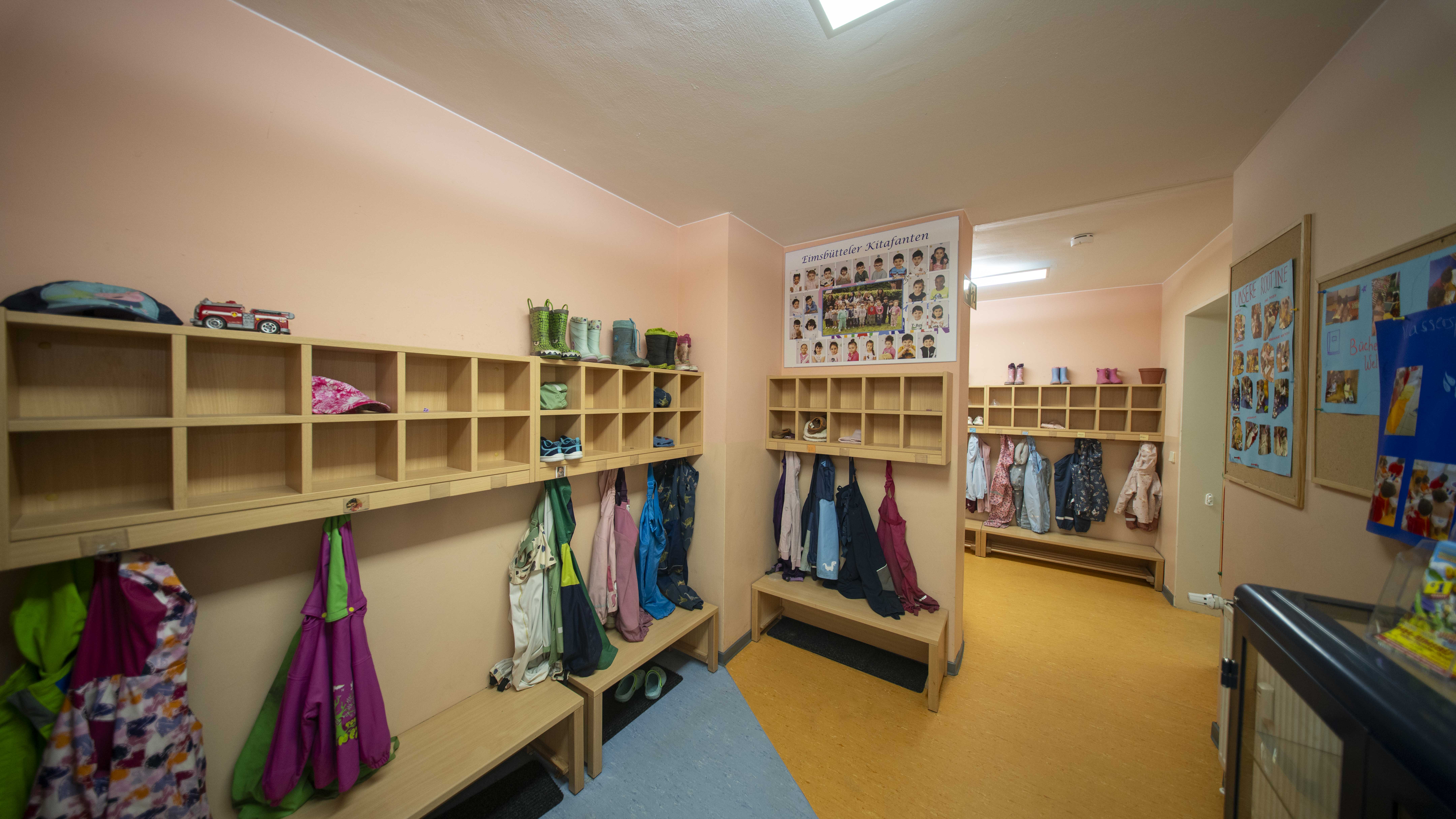 Garderobe – täglicher Austausch beim Bringen und Abholen